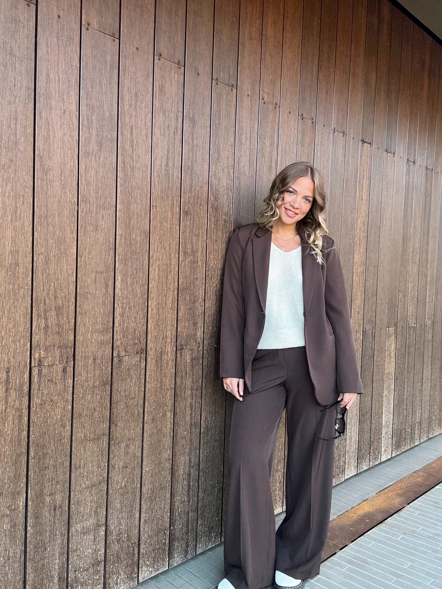 Mocha Suit – Eleganza minimal e fascino contemporaneo