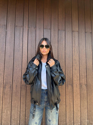Bomber Oversize in Ecopelle Nera
Carattere deciso. Stile contemporaneo. Comfort quotidiano.