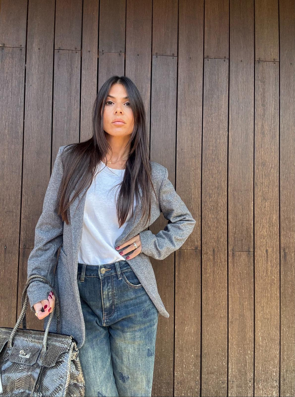 Blazer Grigio in Tessuto Spigato
Stile essenziale. Eleganza quotidiana. Versatilità senza tempo.