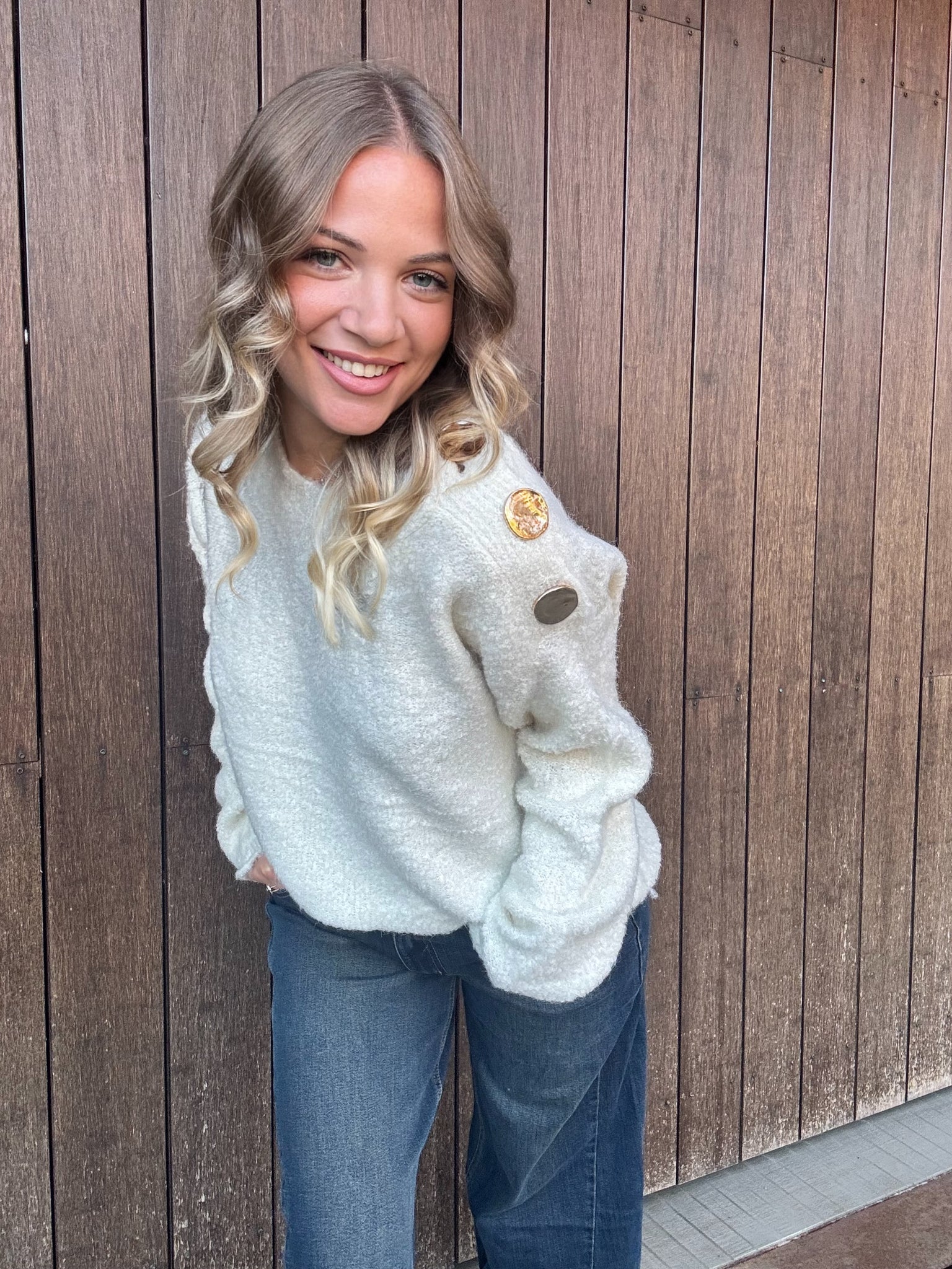 Ivory Button Sweater – Morbidezza e dettagli chic per ogni giorno